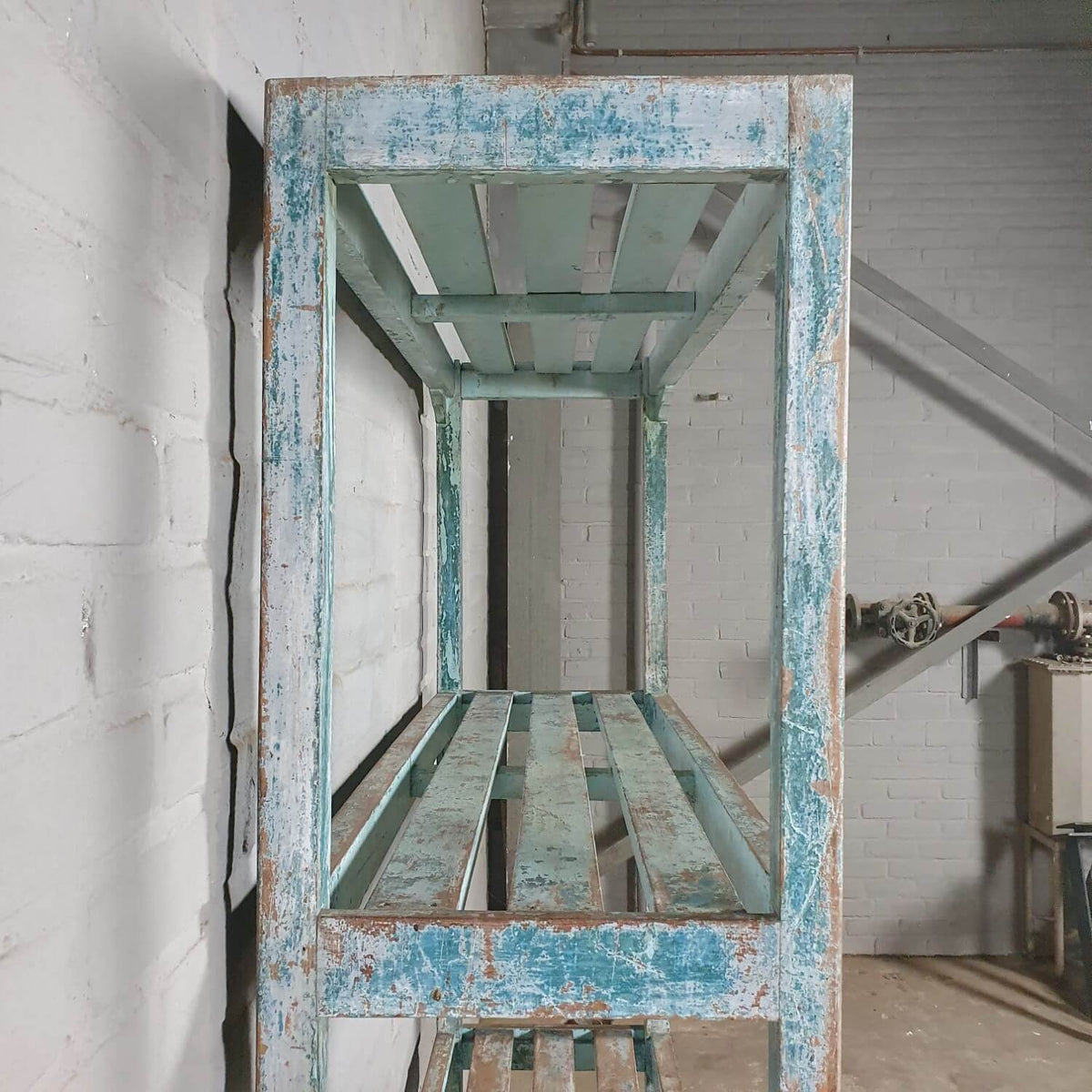 Vintage opbergrek van oud hout met blauwe patina