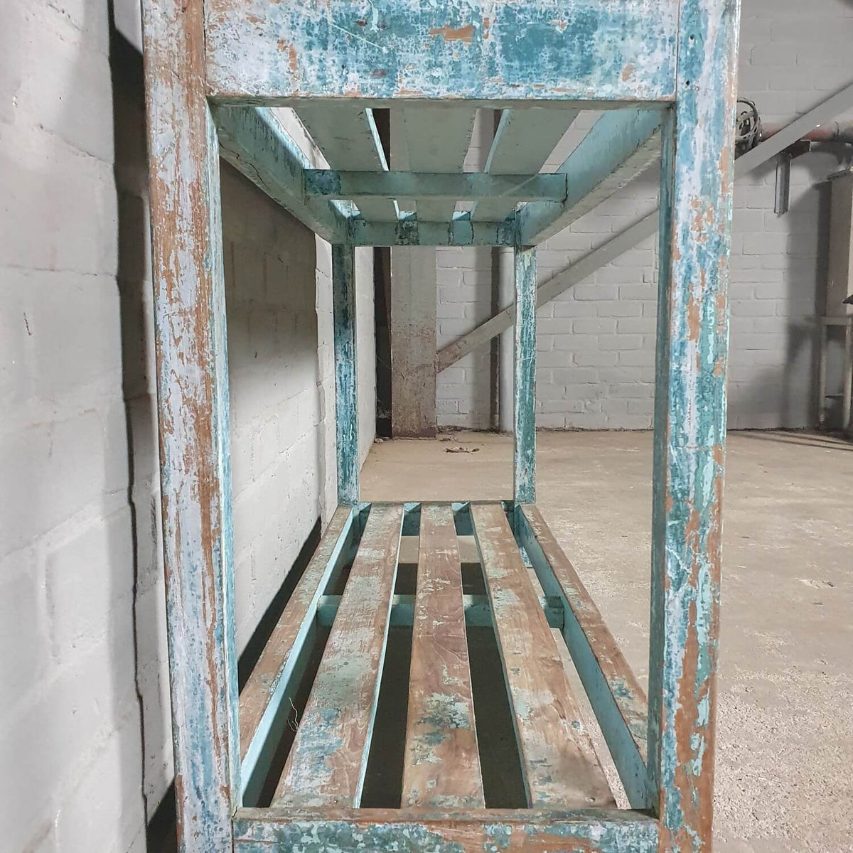 Vintage opbergrek van oud hout met blauwe patina
