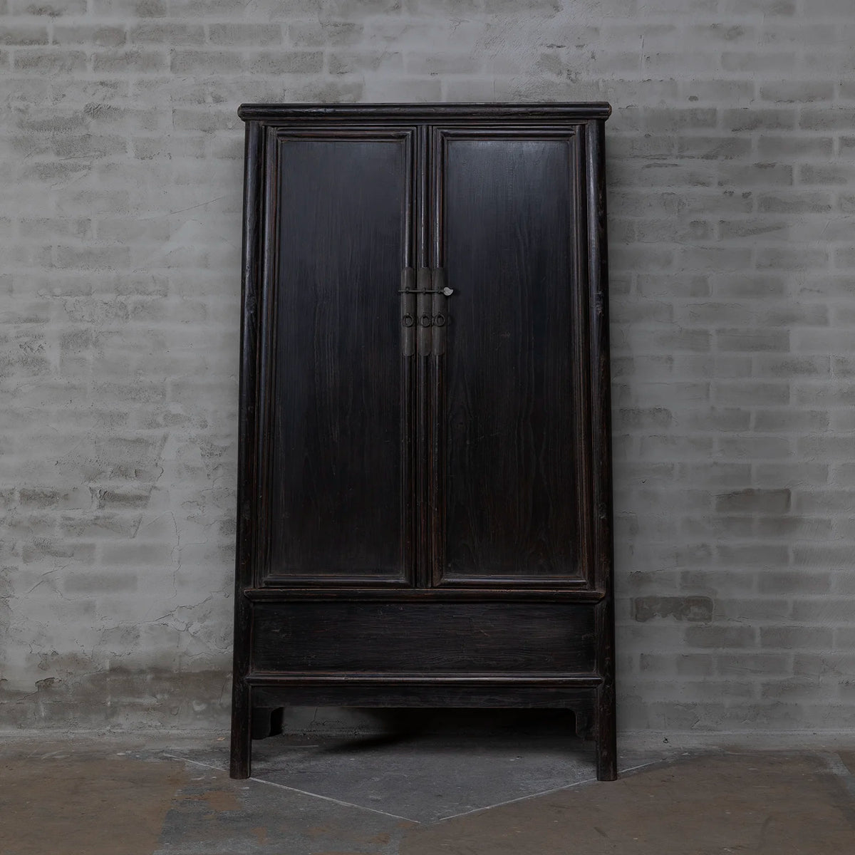 Oud Chinese kast in zwart van iepenhout | 2-deurs - D037