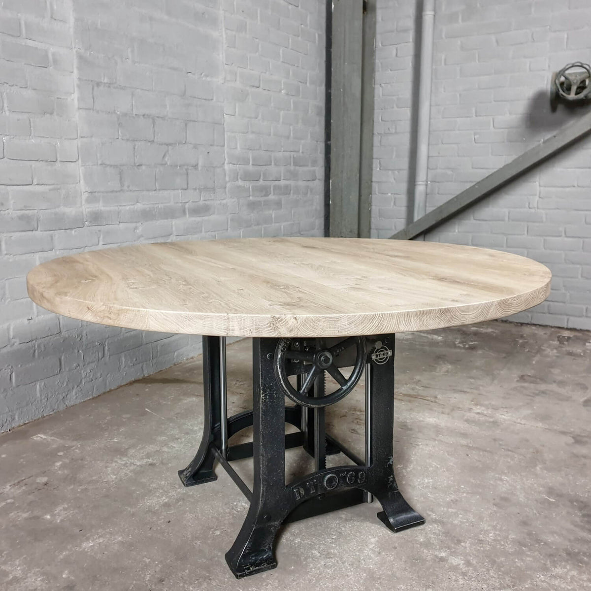 Ronde eiken eettafel in hoogte verstelbaar - industrieel design - DT34
