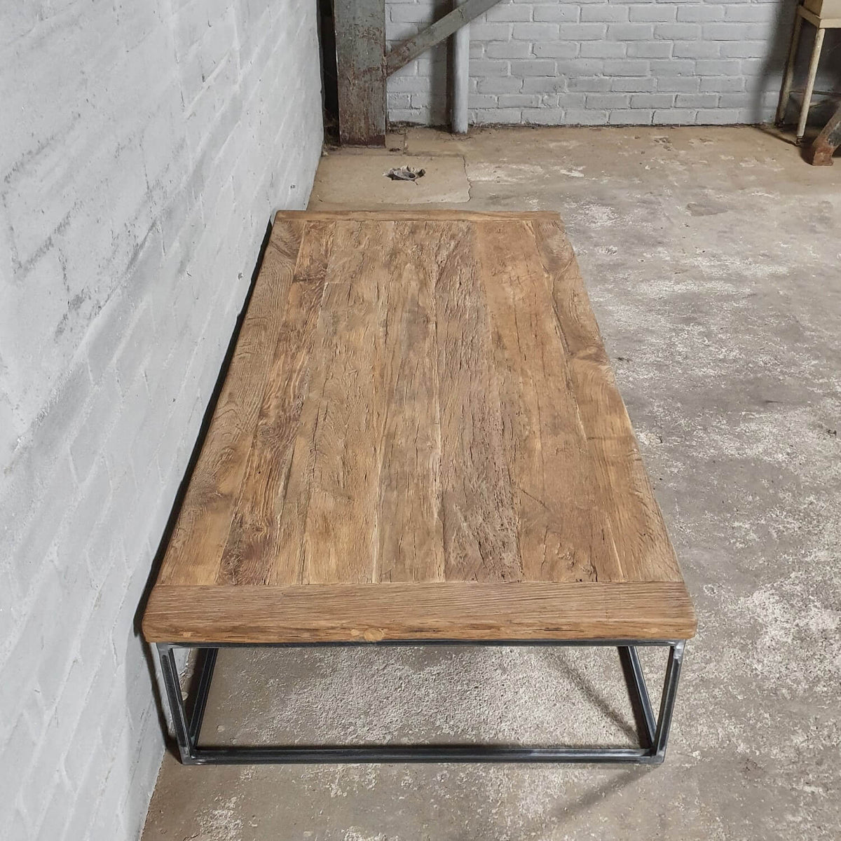Industriële eiken salontafel met dun stalen onderstel op maat - DT39