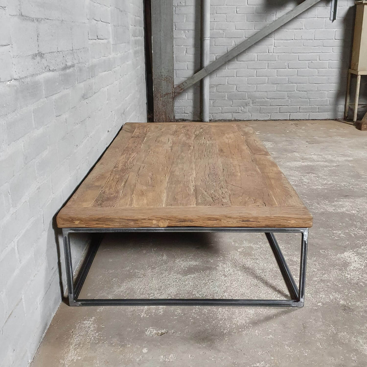 Industriële eiken salontafel met dun stalen onderstel op maat - DT39
