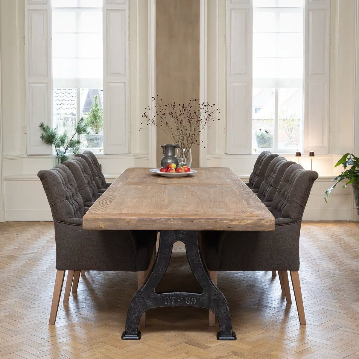 Eettafel industrieel design met gietijzeren poten – oud eiken tafelblad - DT27