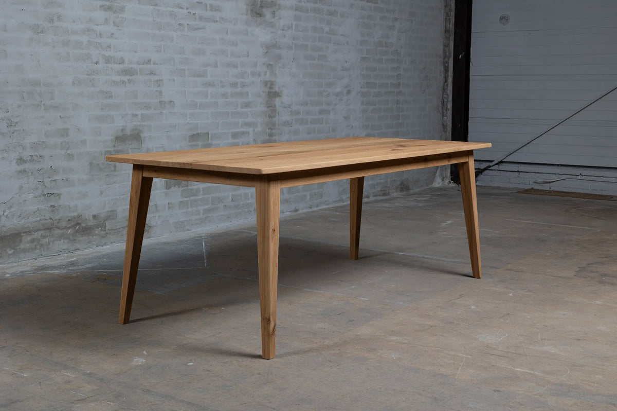 Retro eettafel G023 van eikenhout schuin-vooraanzicht