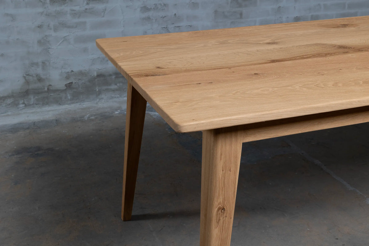 Retro eettafel G023 van eikenhout closeup tafelpoot