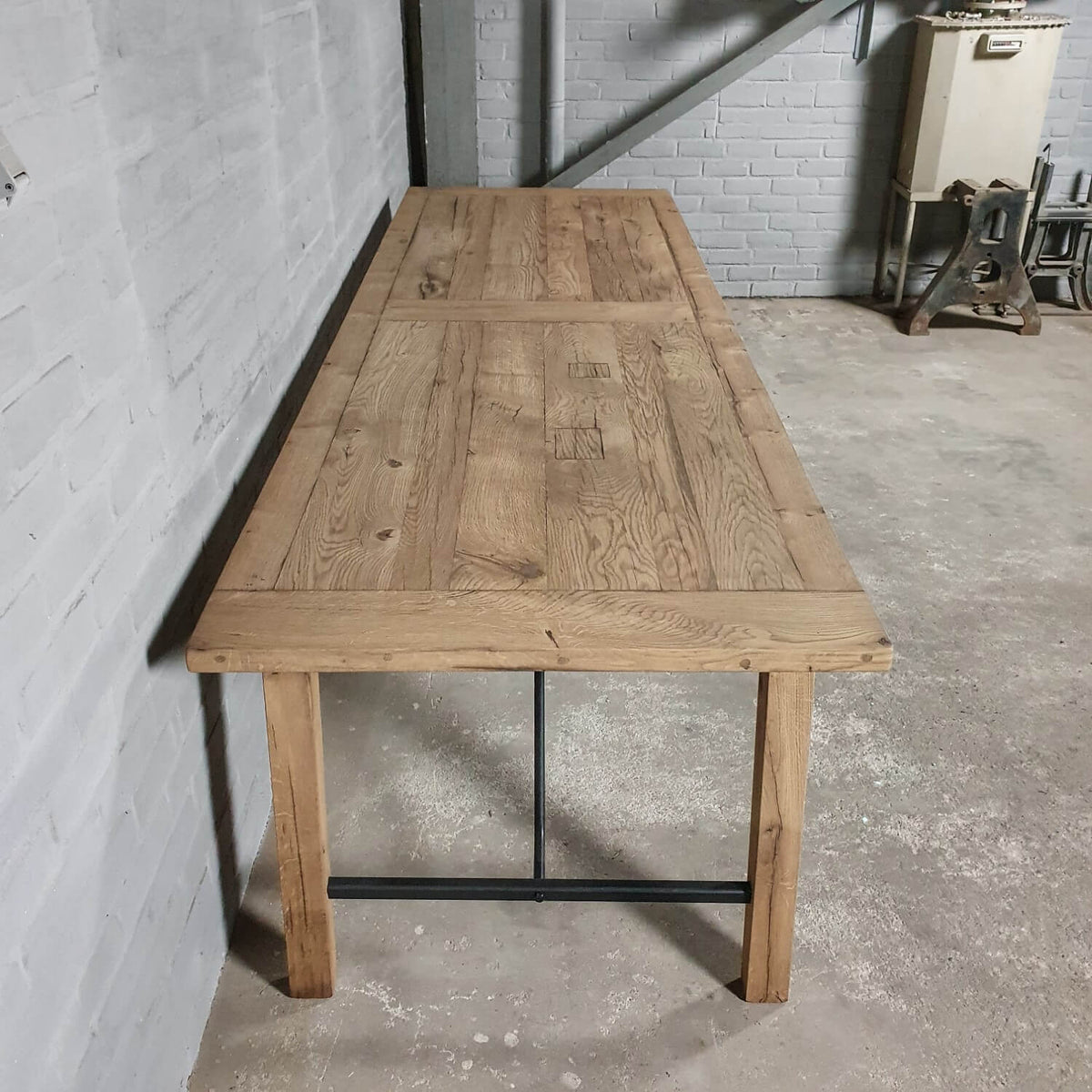 Eettafel Bato gemaakt van oud eiken en staal – Z005