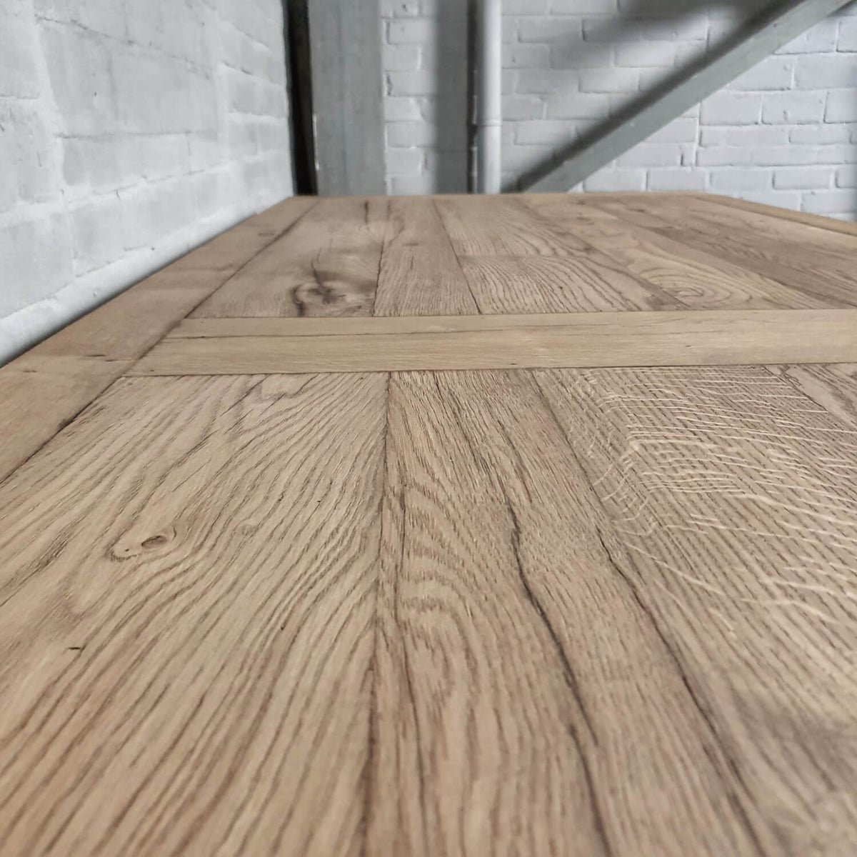 Eettafel Bato gemaakt van oud eiken en staal – Z005