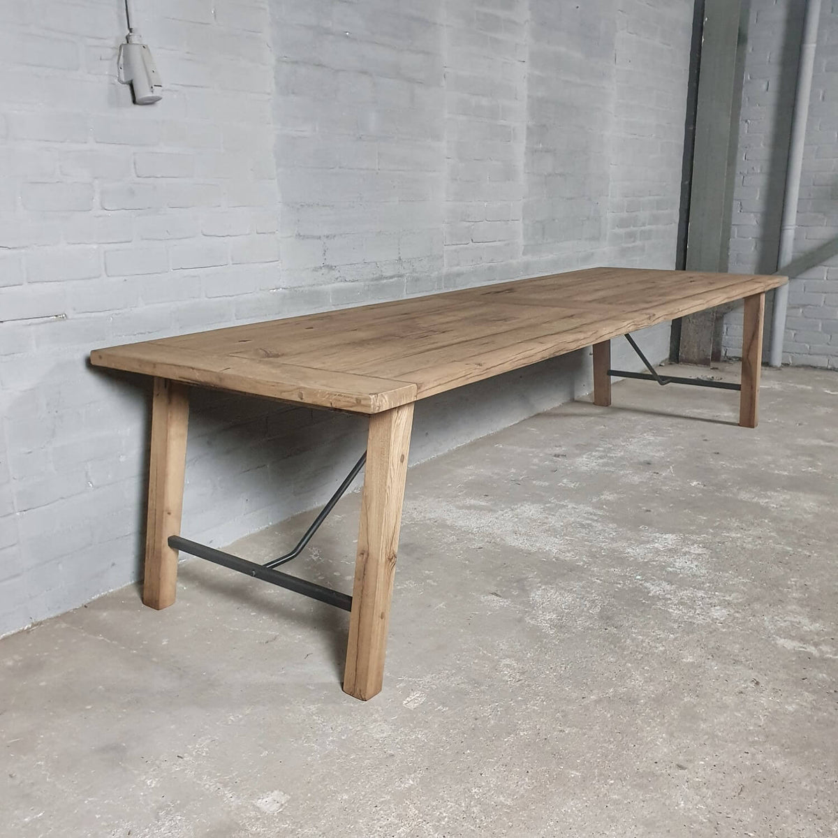 Eettafel Bato gemaakt van oud eiken en staal – Z005