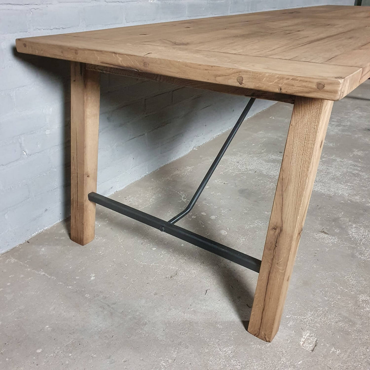 Eettafel Bato gemaakt van oud eiken en staal – Z005