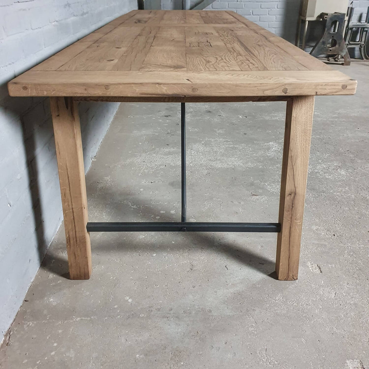 Eettafel Bato gemaakt van oud eiken en staal – Z005