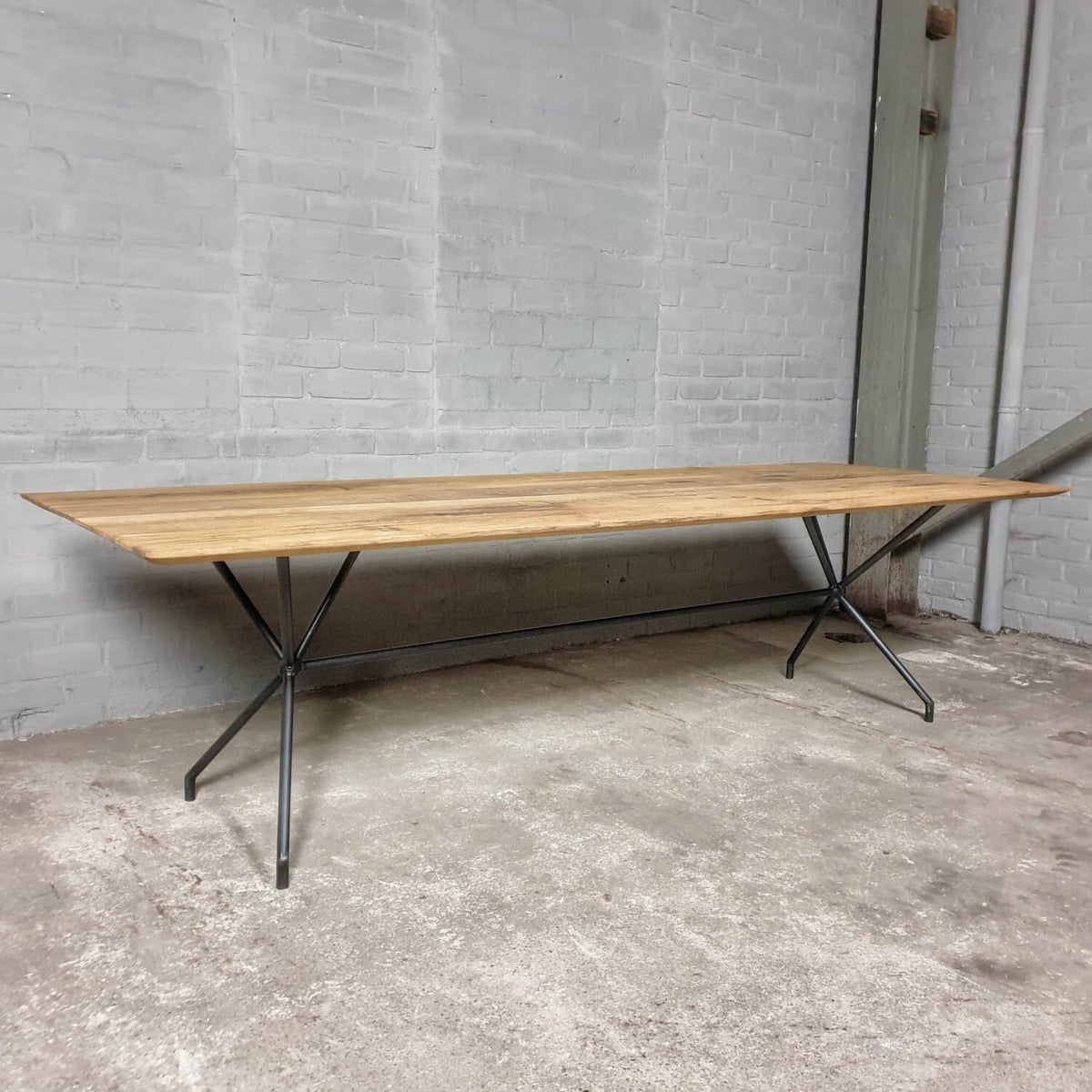 Moderne eiken eettafel met facetrand en stalen onderstel - IND717