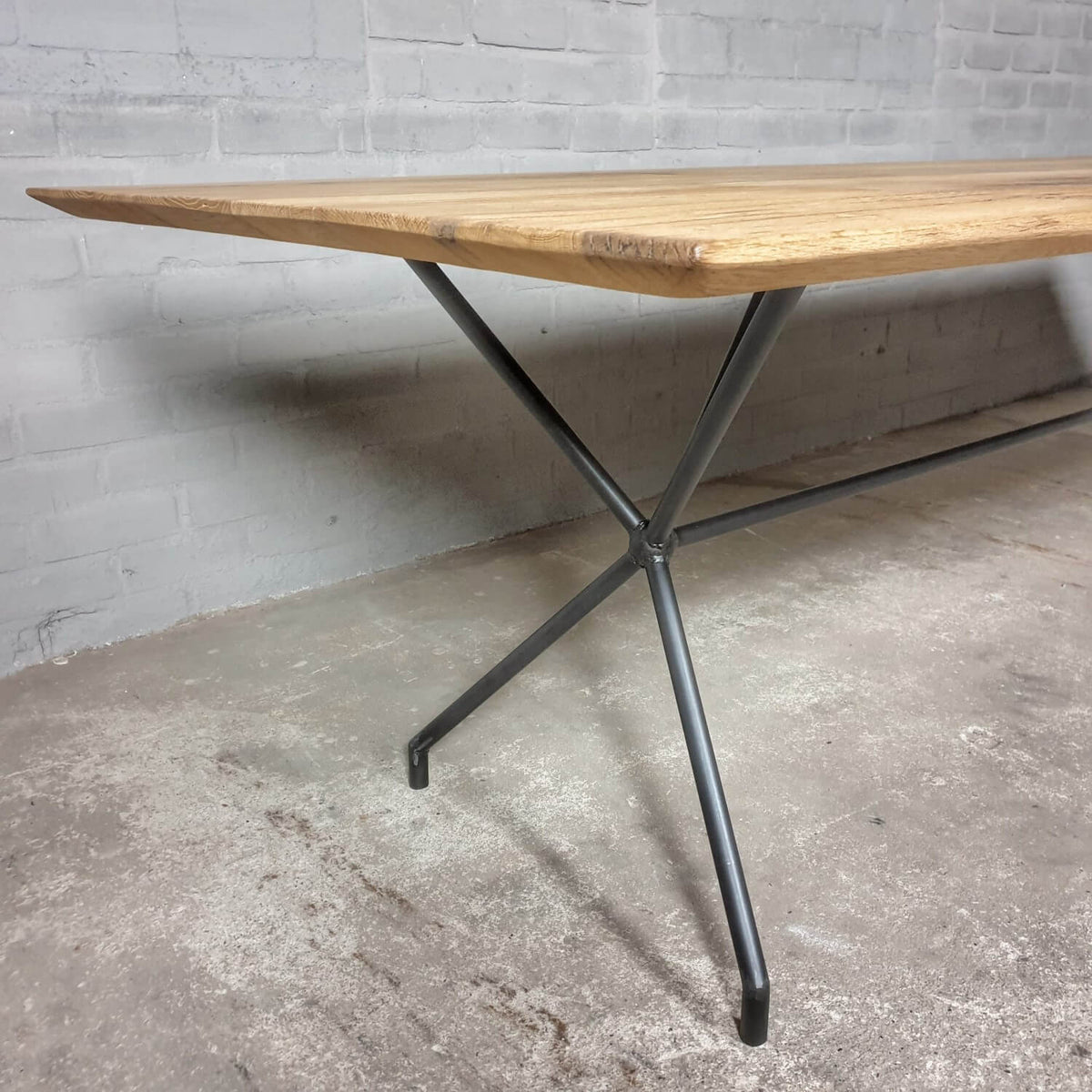 Moderne eiken eettafel met facetrand en stalen onderstel - IND717