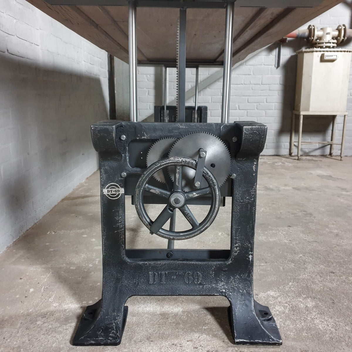 Eettafel industrieel - oud eiken tafelblad - verstelbaar in hoogte - LIM26