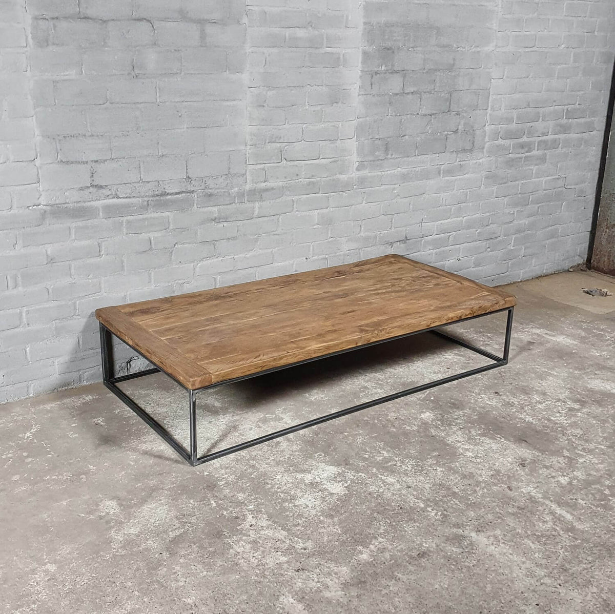 Industriële eiken salontafel met stalen onderstel op maat - DT39