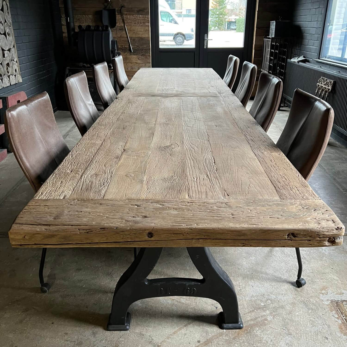 Lange industriële eettafel - ijzeren poten - dik eikenhout - IND401
