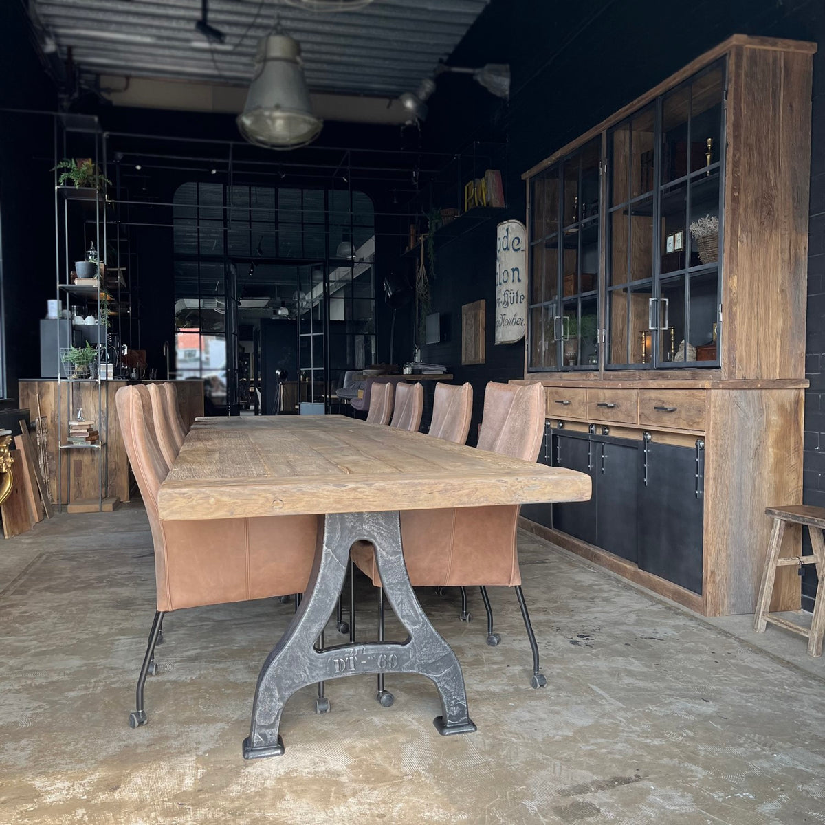 Lange industriële eettafel - ijzeren poten - dik eikenhout - IND402