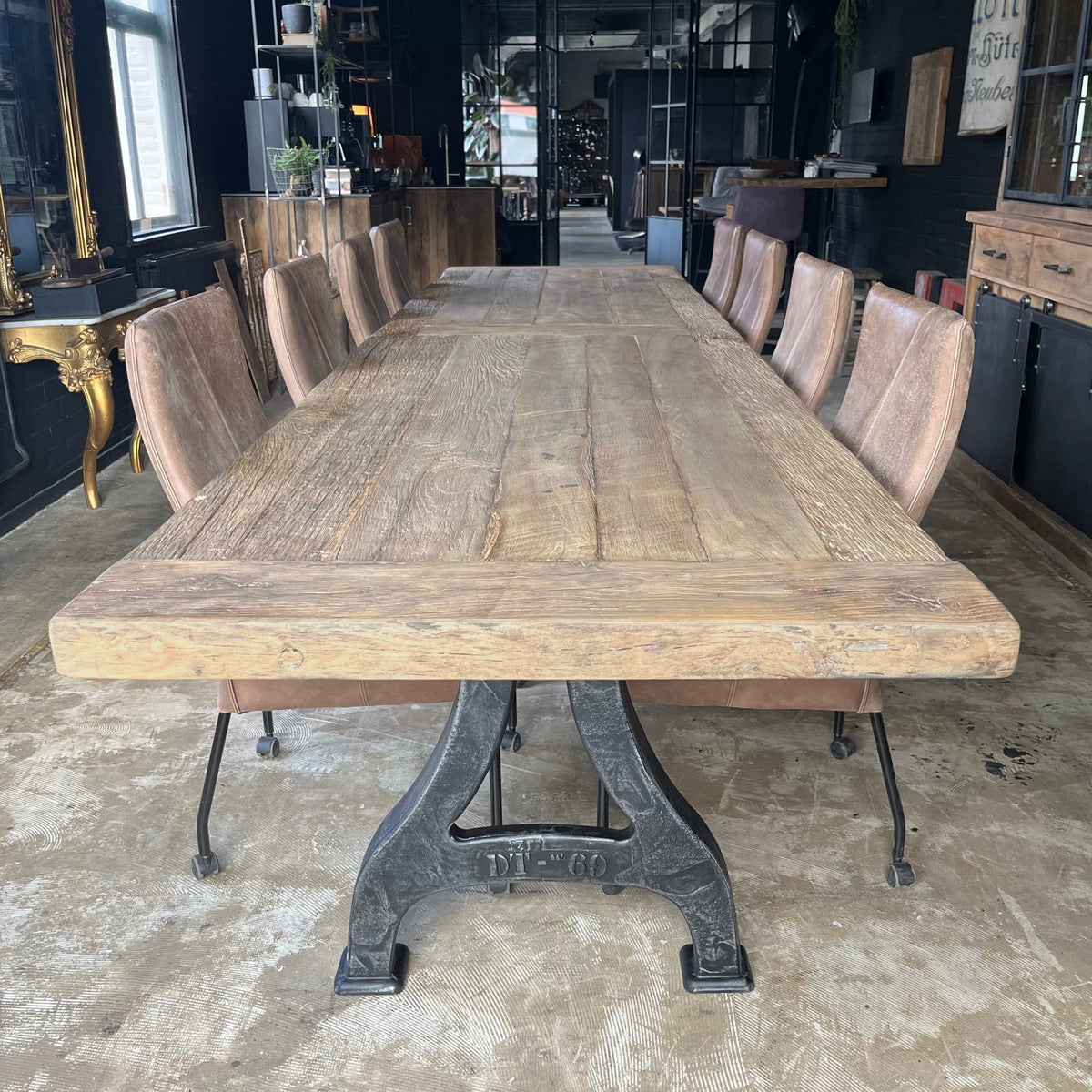 Lange industriële eettafel - ijzeren poten - dik eikenhout - IND402