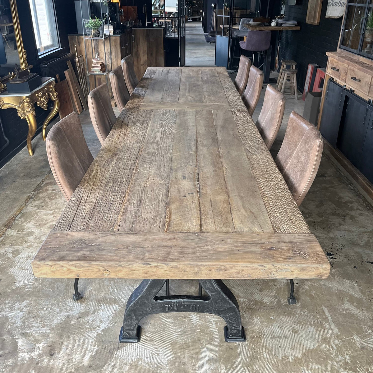 Lange industriële eettafel - ijzeren poten - dik eikenhout - IND402