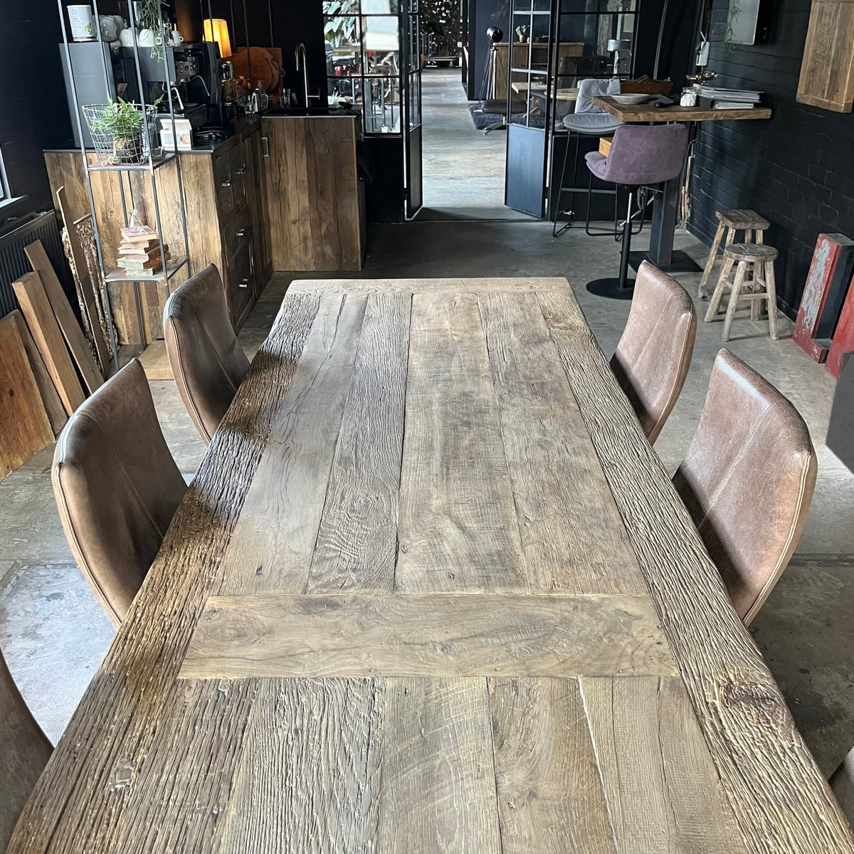 Lange industriële eettafel - ijzeren poten - dik eikenhout - IND402