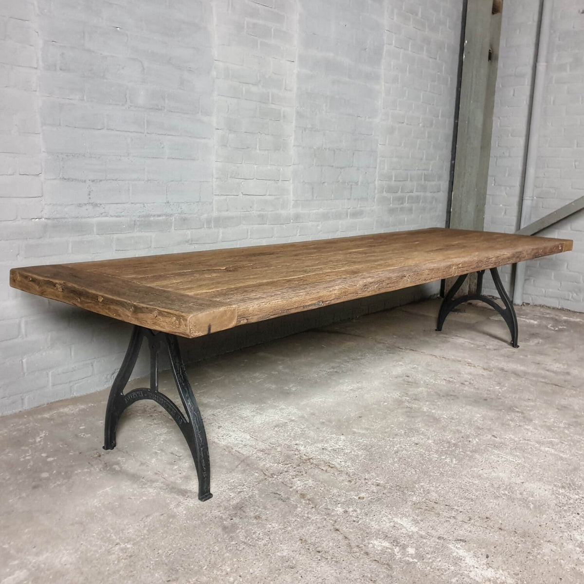 Industriële eettafel met gietijzeren onderstel - 7 cm dik oud eiken - DT17