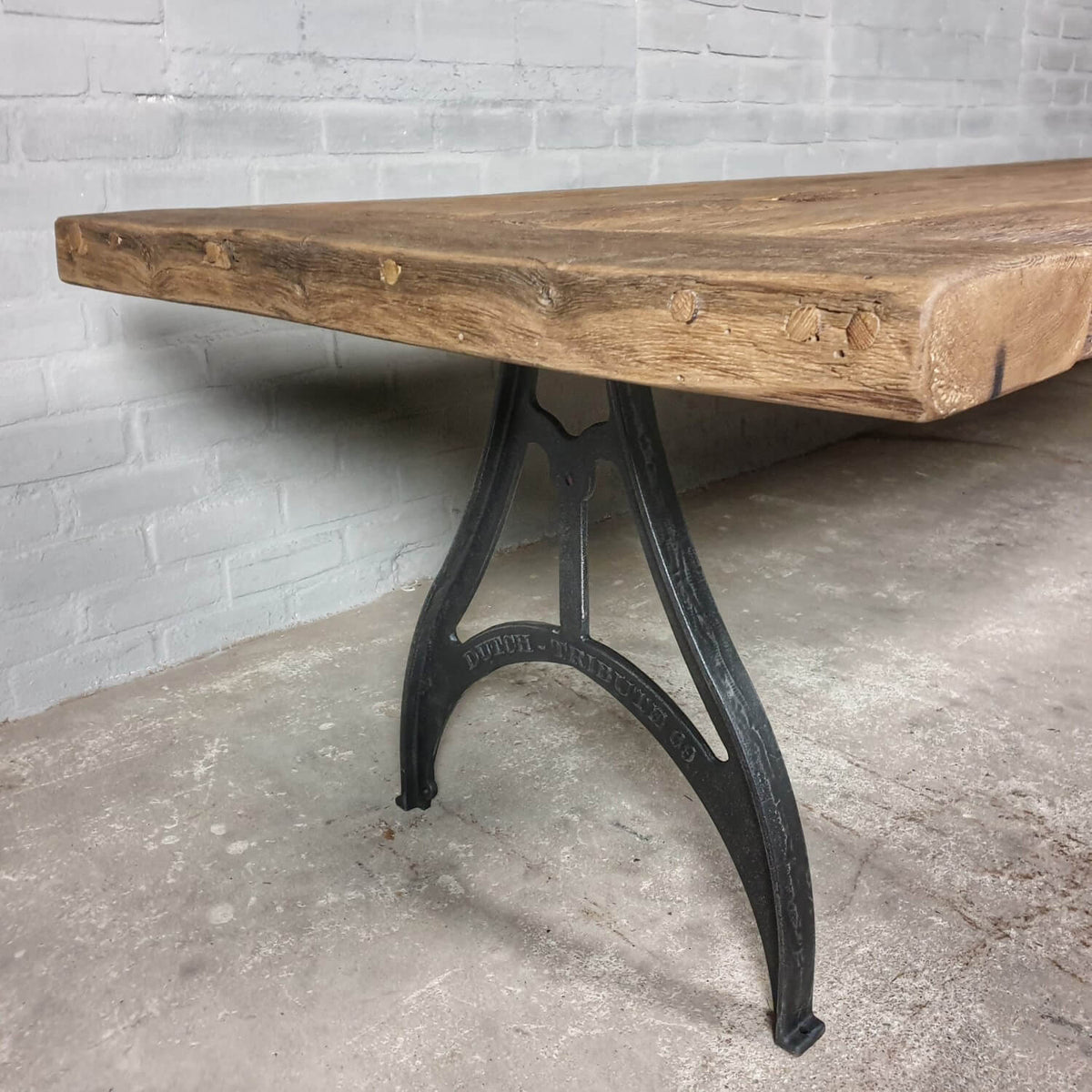 Industriële eettafel met gietijzeren onderstel - 7 cm dik oud eiken - DT17