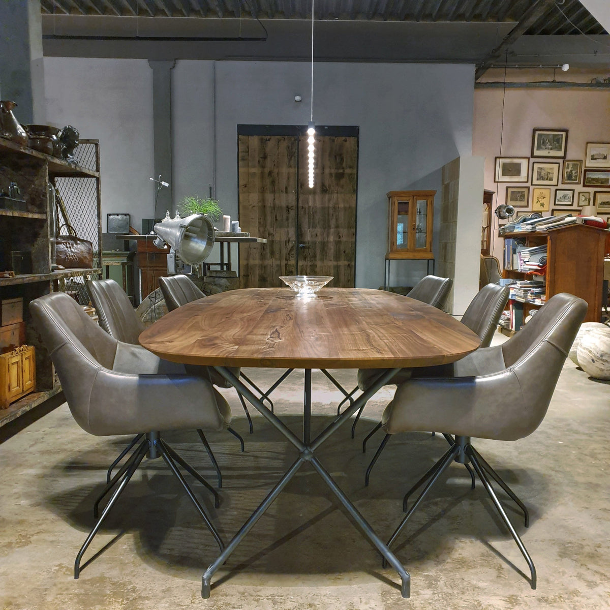 Ovale Amerikaans notenhouten tafel- modern onderstel van staal - IND716