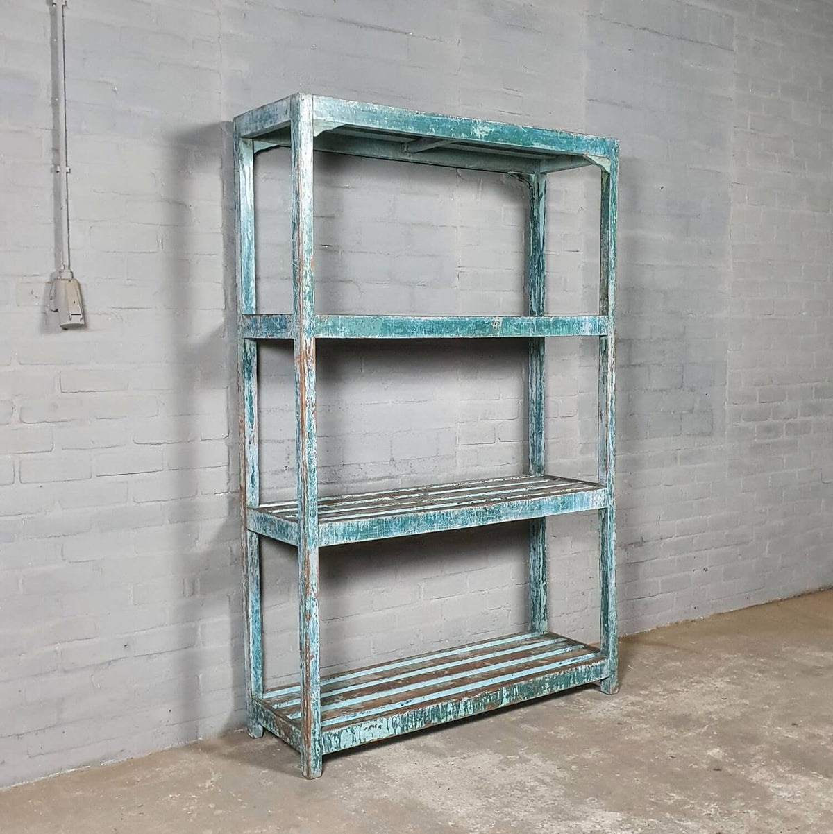Vintage opbergrek van oud hout met blauwe patina