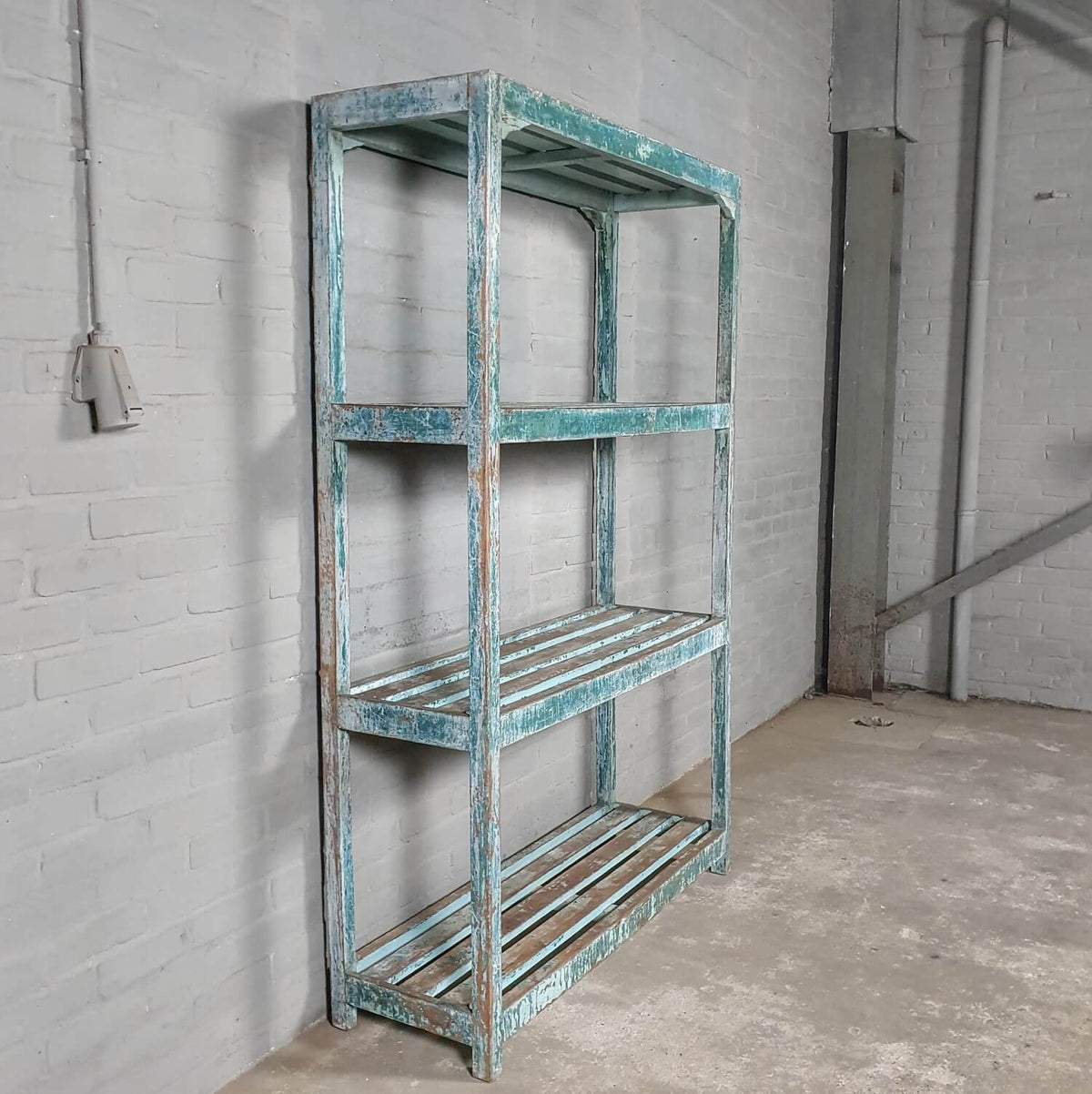 Vintage opbergrek van oud hout met blauwe patina