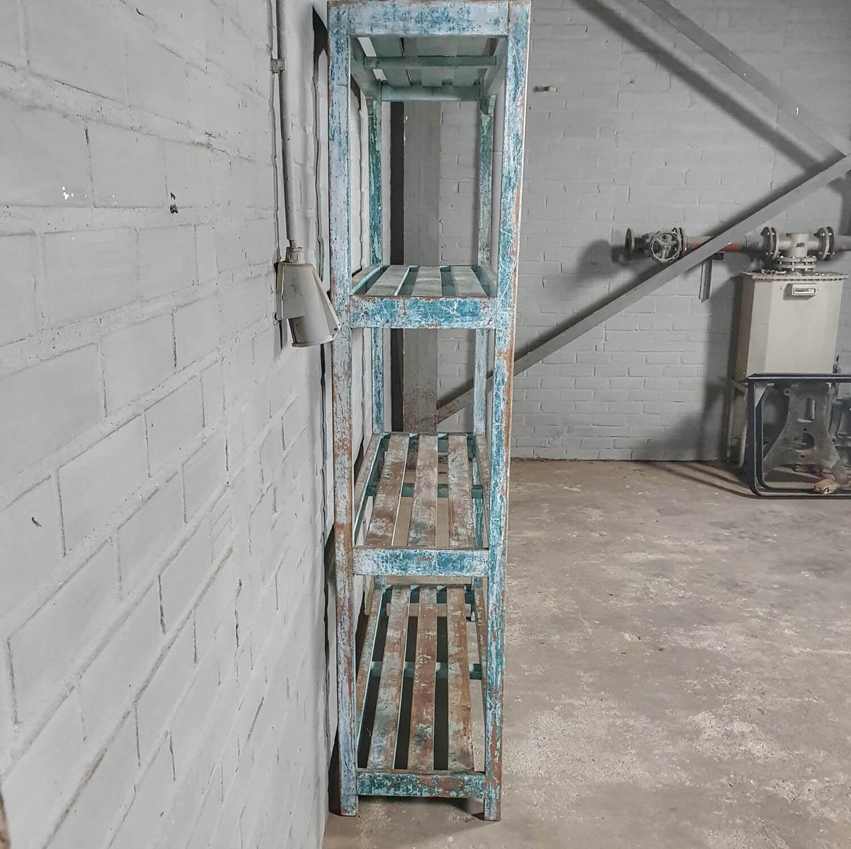 Vintage opbergrek van oud hout met blauwe patina