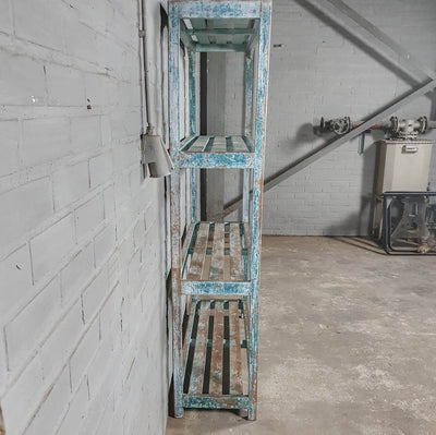 Vintage opbergrek van oud hout met blauwe patina
