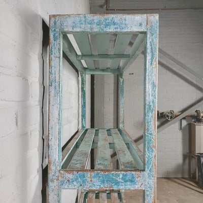 Vintage opbergrek van oud hout met blauwe patina