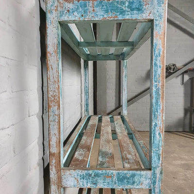Vintage opbergrek van oud hout met blauwe patina