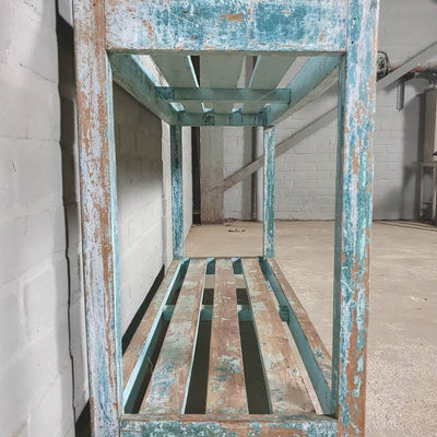 Vintage opbergrek van oud hout met blauwe patina