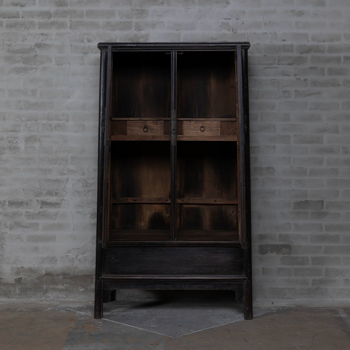 Oud Chinese kast in zwart van iepenhout | 2-deurs - D037