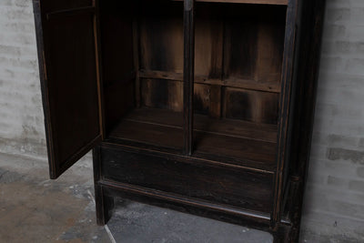 Oud Chinese kast in zwart van iepenhout | 2-deurs - D037