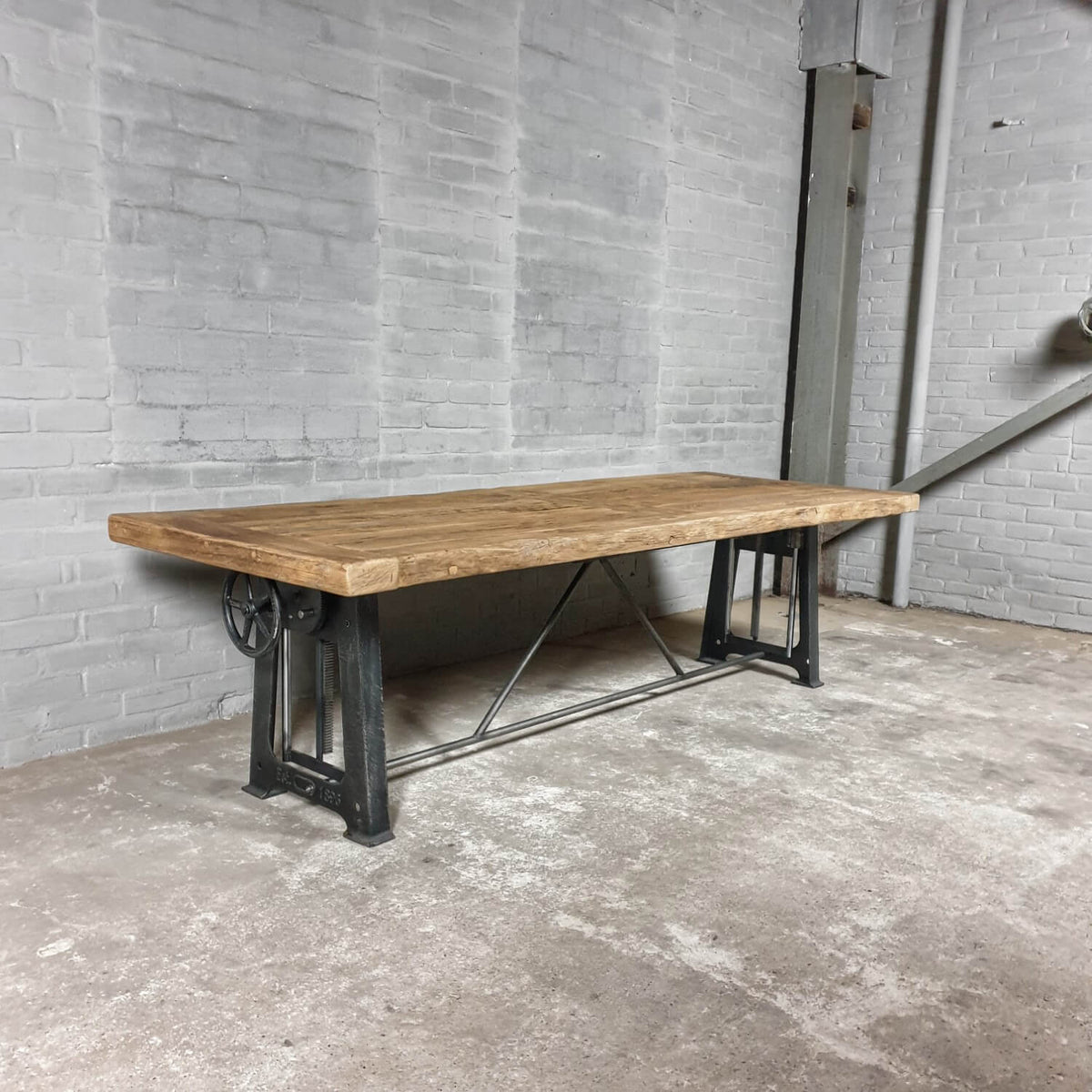 Industriële eiken eettafel - hoogte verstelbaar onderstel – DT21