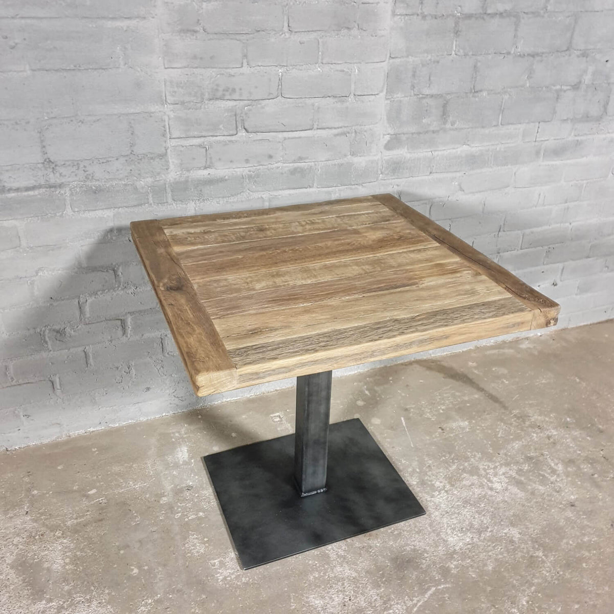 Industriele Bistro tafel met stalen poot en oud eikenhout – DT41