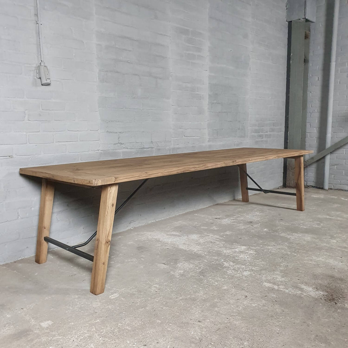 Eettafel Bato gemaakt van oud eiken en staal – Z005