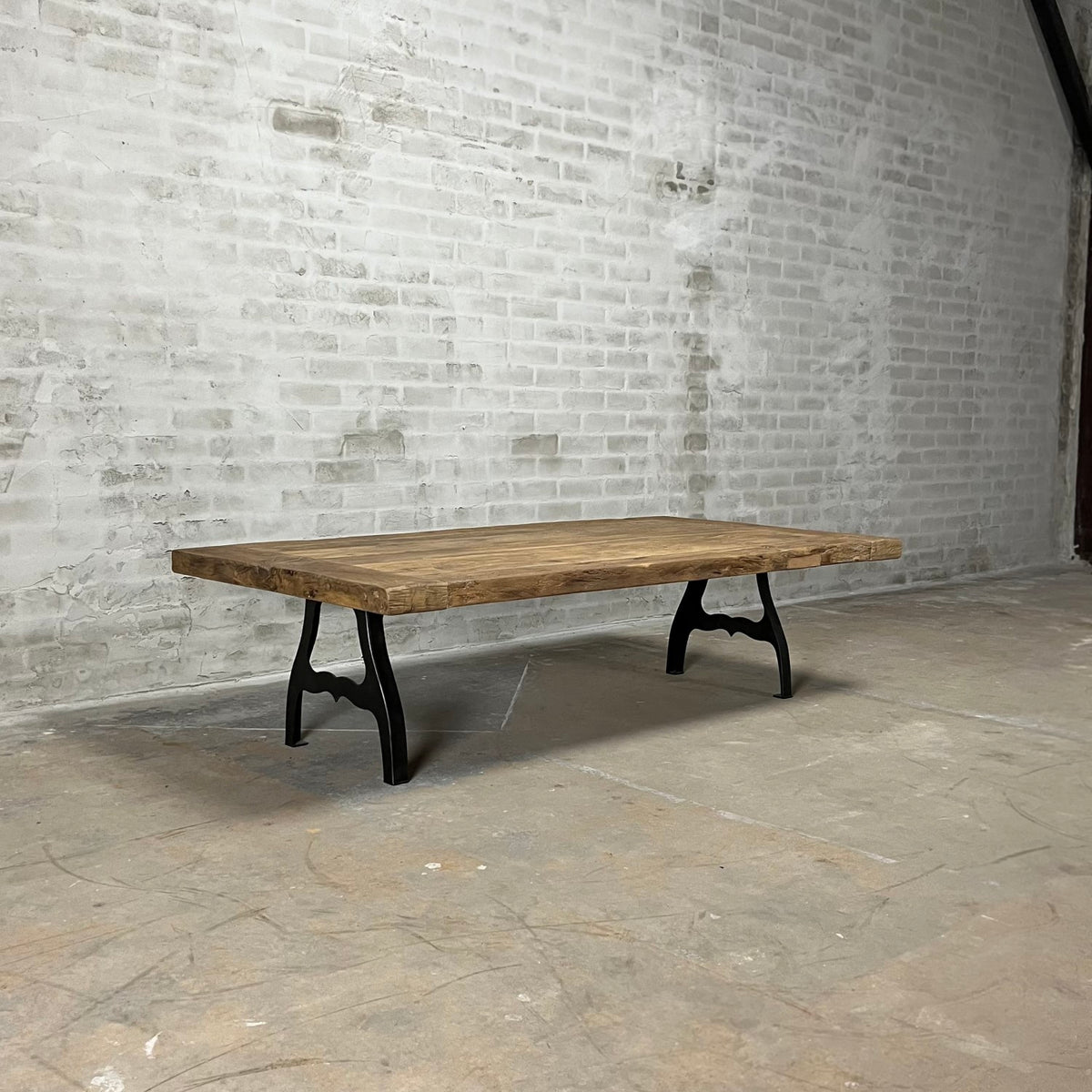 Industriële oud eiken salontafel met stalen tafelpoten