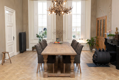 Eettafel van hergebruikt oud eikenhout op maat gemaakt in landelijke stijl
