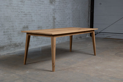 Retro eettafel G023 van eikenhout schuin-vooraanzicht