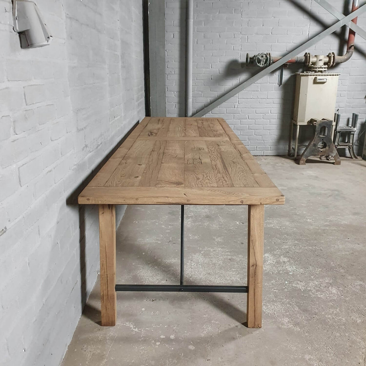 Eettafel Bato gemaakt van oud eiken en staal – Z005