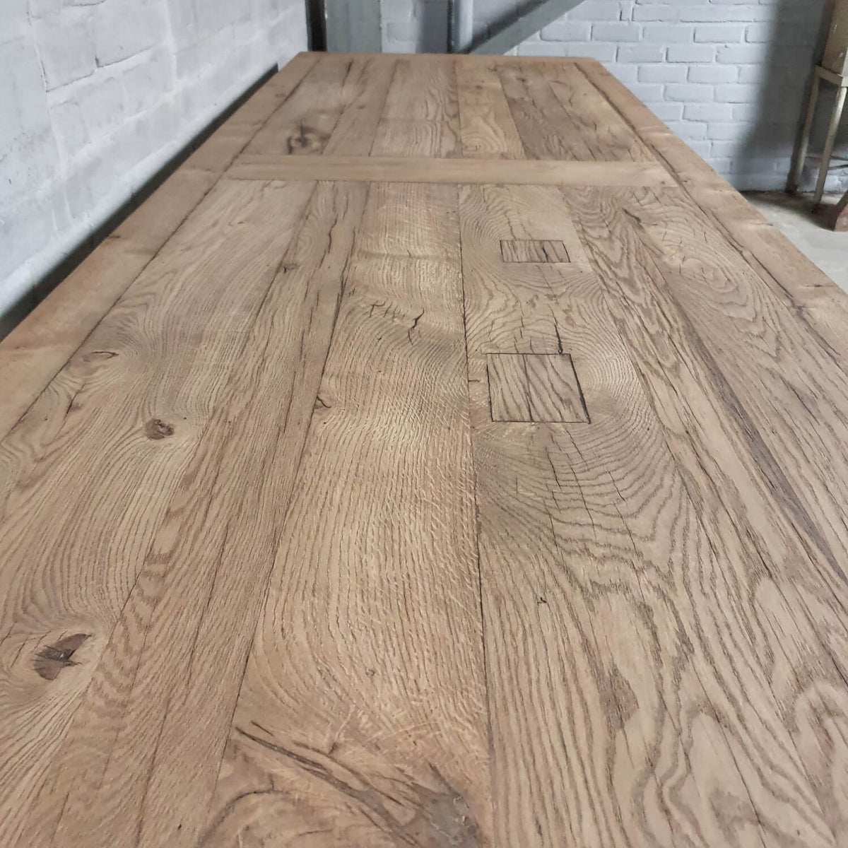 Eettafel Bato gemaakt van oud eiken en staal – Z005