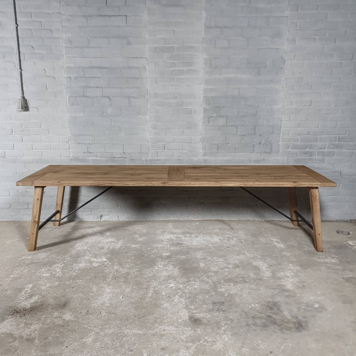 Eettafel Bato gemaakt van oud eiken en staal – Z005
