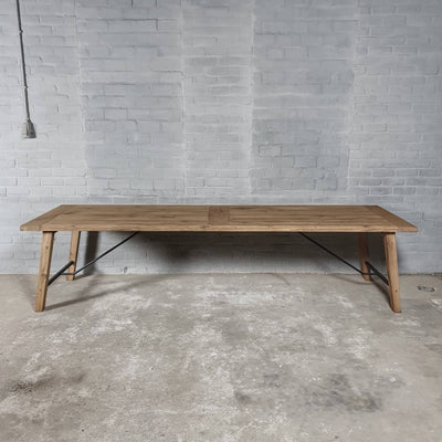Eettafel Bato gemaakt van oud eiken en staal – Z005
