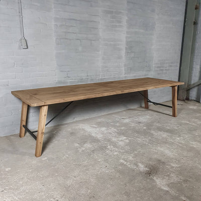 Eettafel Bato gemaakt van oud eiken en staal – Z005
