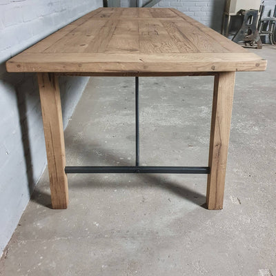 Eettafel Bato gemaakt van oud eiken en staal – Z005