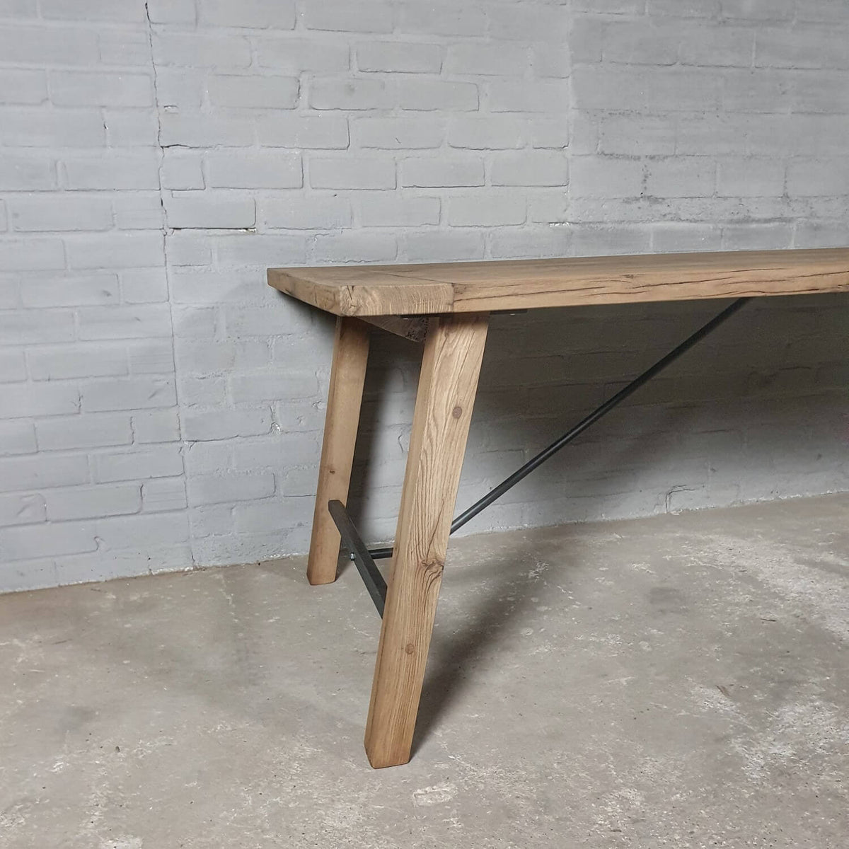Eettafel Bato gemaakt van oud eiken en staal – Z005