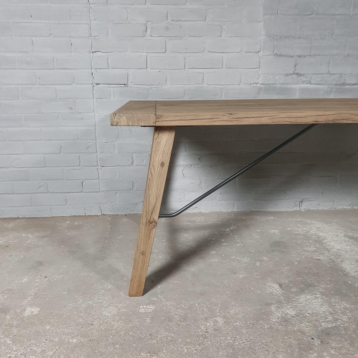 Eettafel Bato gemaakt van oud eiken en staal – Z005