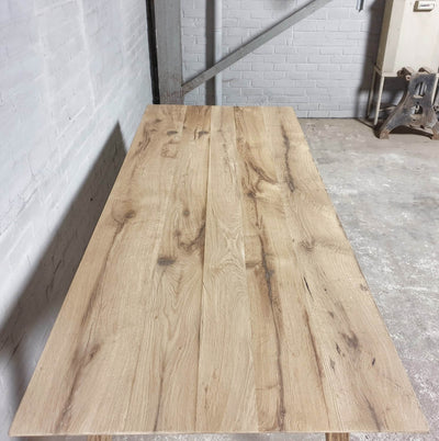 Moderne eiken eettafel met facetrand en stalen onderstel - IND717